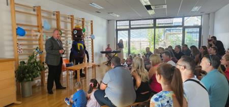 Podžupan Borut Ernestl pozdravil prvošolce na POŠ Krtina, foto: Občina Domžale